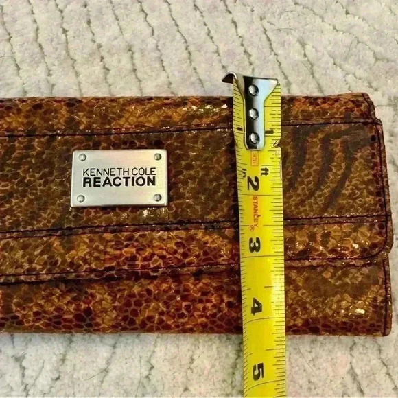 Beautiful cheetah print wallet by Kenneth Cole reaction - Picture 7 of 10